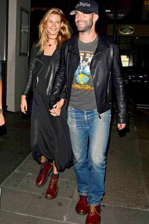 Adam Levine a Behati Prinsloo v botách Dr. Martens 1460 Cherry Red